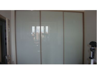 Двери-купе для гардеробной, белые стёкла Лакобель