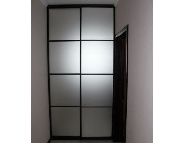 Встроенный шкаф-купе в нишу коридора, матовое зеркало