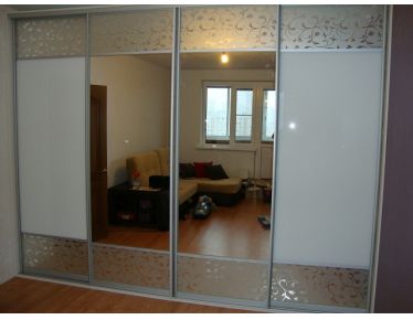 Четырёхдверный встроенный шкаф-купе в гостиную, Лакобель, пескоструйные рисунки на зеркале