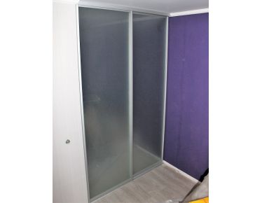 Алюминиевые двери-купе с матовым стеклом для шкафа