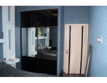 Комбинированные двери-купе для гардеробной, чёрные стёкла / зеркало