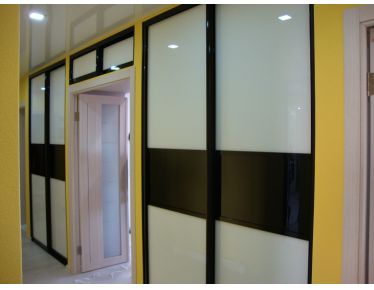 Встроенный шкаф-купе с цветными стёклами в коридор
