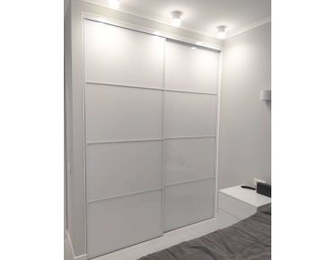 Белый глянцевый шкаф-купе на заказ в нишу спальни
