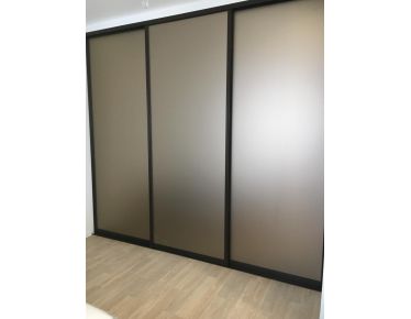Встроенный шкаф-купе, двери: матовое стекло бронза