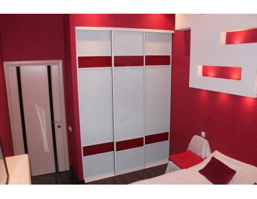 Трёхдверный встроенный шкаф-купе с белыми / красными стёклами Лакобель
