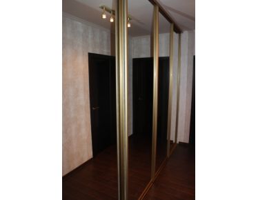 Зеркальные двери-купе для встроенного шкафа в коридоре