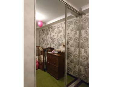 Зеркальные двери-купе для встроенного шкафа в комнате
