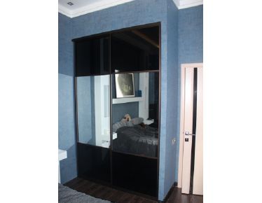 Встроенный шкаф-купе в спальню с чёрными стёклами Лакобель