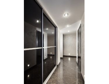 Встроенный шкаф-купе в нишу коридора, с чёрными глянцевыми стёклами Лакобель