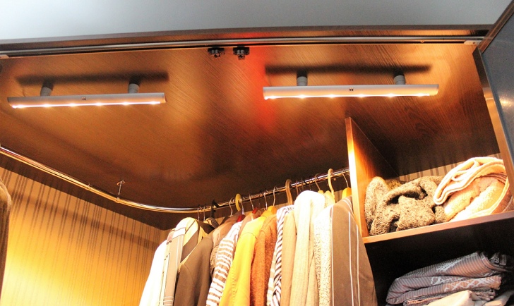 Угловой шкаф на заказ с внутренней подсветкой