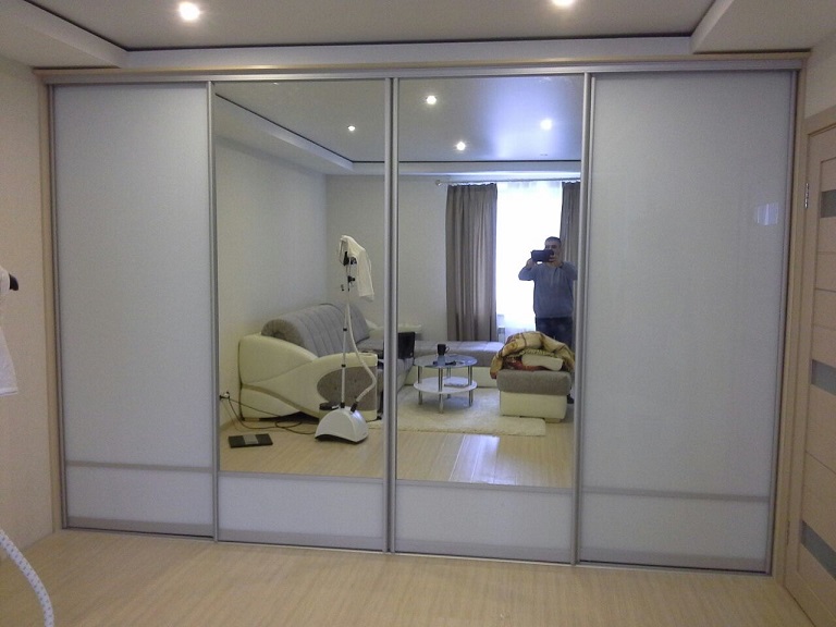 Встроенный шкаф-купе с белыми стёклами Лакобель, в гостиную