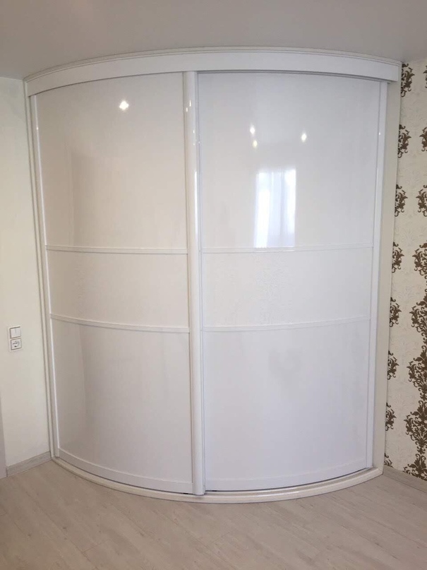Белый, встроенный, радиусный шкаф-купе в комнату