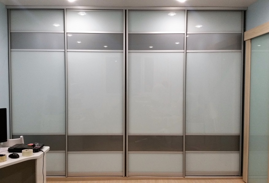 Двери-купе для встроенного шкафа с белыми/серыми глянцевыми стёклами