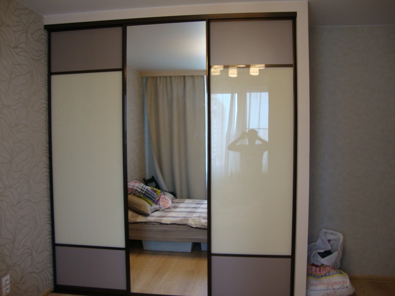Встроенный шкаф-купе в нишу спальни, с цветными стёклами Лакобель