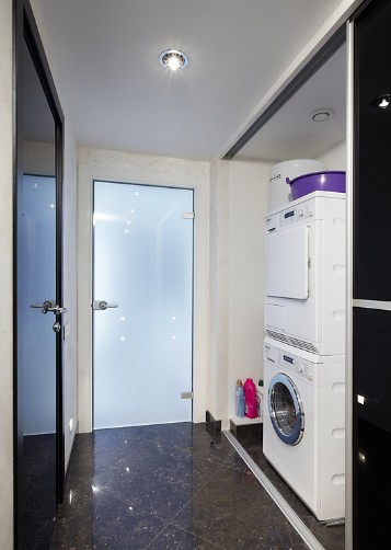 Встроенный шкаф-купе в нишу коридора, с чёрными глянцевыми стёклами Лакобель