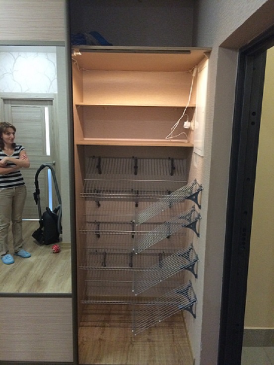 Встроенный шкаф-купе в прихожую с сетками для обуви