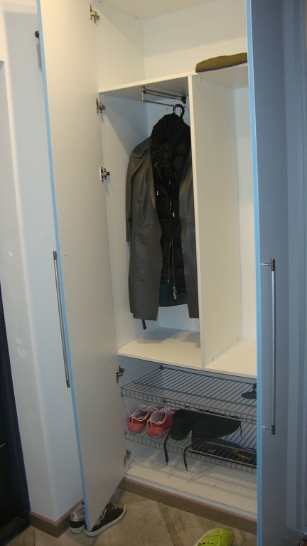 Шкаф встроенный, распашной, в прихожую, фасад: МДФ белый глянец AGT