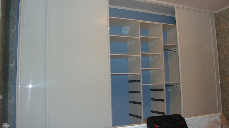 Встроенный шкаф-купе в спальню с белыми стёклами Лакобель