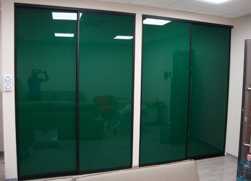 Встроенный шкаф-купе в офис, тёмно зелёного цвета