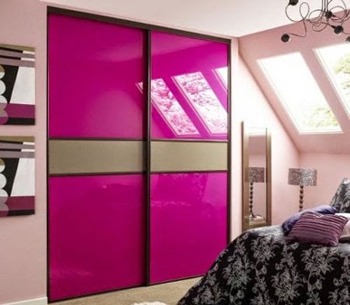 Встроенный шкаф-купе в спальню с фиолетово-розовыми стёклами