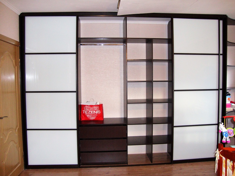 Встроенный шкаф-купе с белыми стёклами в спальню