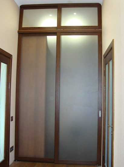 Двери-купе для гардеробной с матовым стеклом, профиль HOLZ
