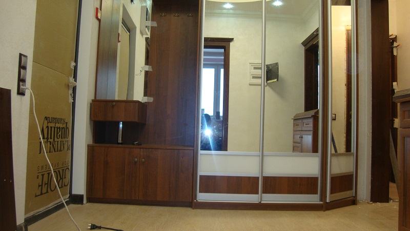 Встроенный шкаф-купе в прихожую, фасад: зеркало/Лакобель/ЛДСП