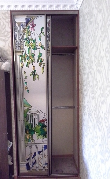 Встроенный шкаф-купе в нишу с витражными рисунками