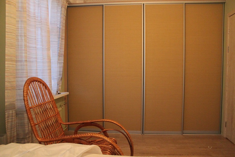 Встроенный шкаф-купе в спальню, двери с Ротанговым плетением