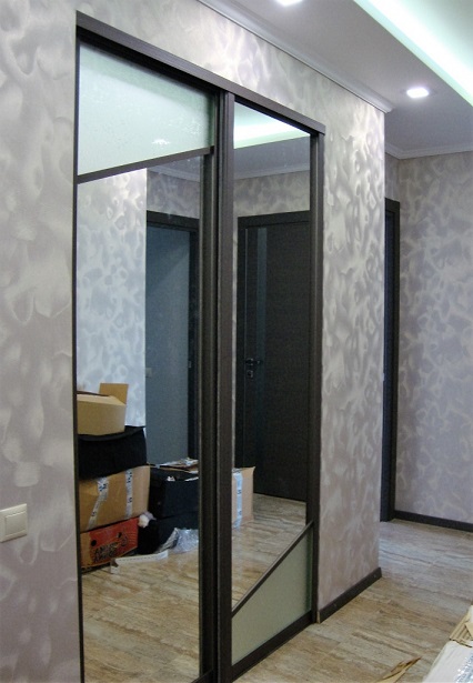 Зеркальные двери-купе для ниши, с диагональными вставками из матового стекла