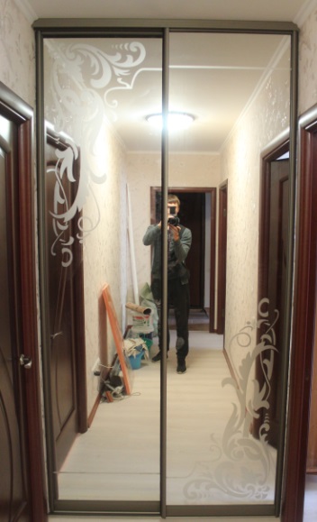 Двери–купе с пескоструйными рисунками на зеркалах в коридоре в нишу