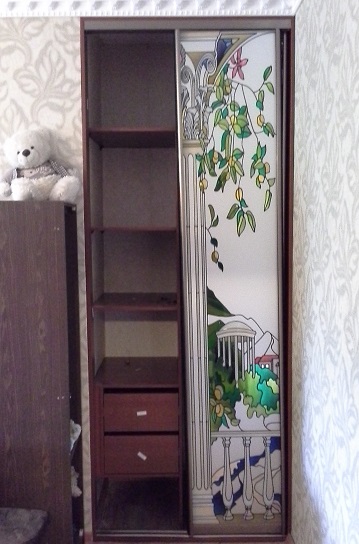 Встроенный шкаф-купе в нишу с витражными рисунками