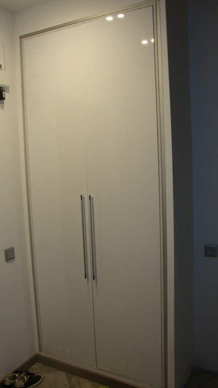 Шкаф встроенный, распашной, в прихожую, фасад: МДФ белый глянец AGT