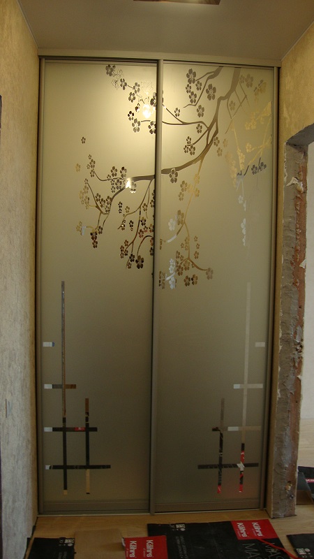Двери-купе с пескоструйными рисунками на зеркалах