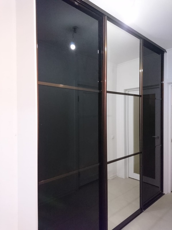 Двери для шкафа–купе с чёрными стёклами Лакобель