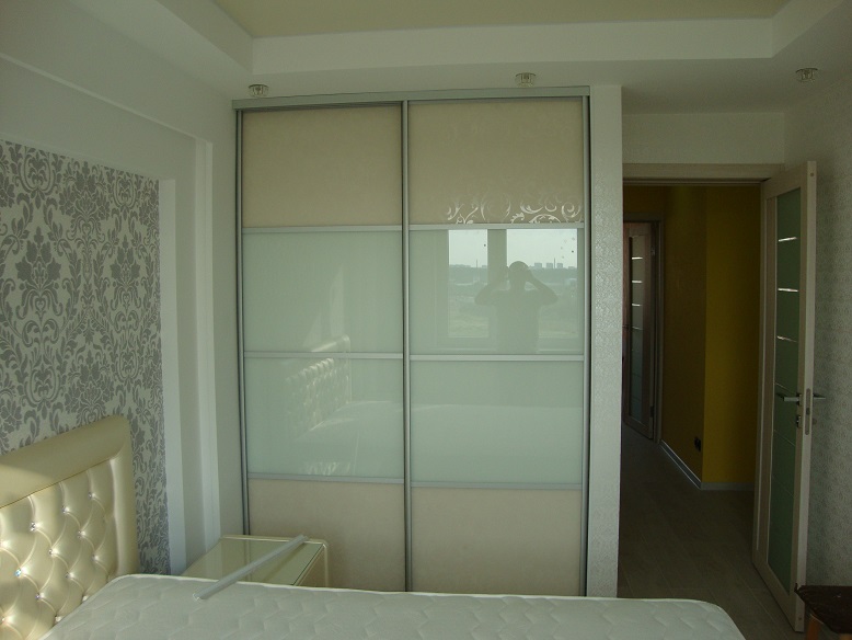 Встроенный шкаф-купе в спальню с бежевыми стёклами