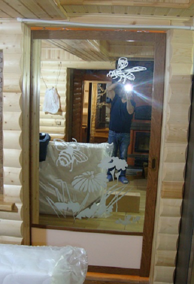 Межкомнатная дверь-купе с пескоструйными рисунками на зеркалах.