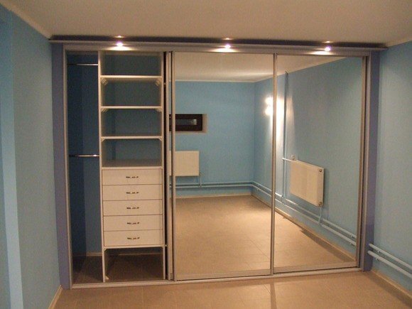 зеркальный встроенные шкаф-купе в комнату.
