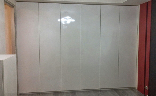 Встроенный распашной шкаф на заказ с глянцевыми белыми дверьми AGT.