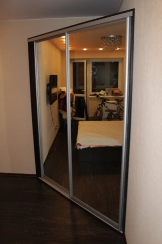 Зеркальный угловой шкаф "венге" в спальню. профиль "хром матовый"