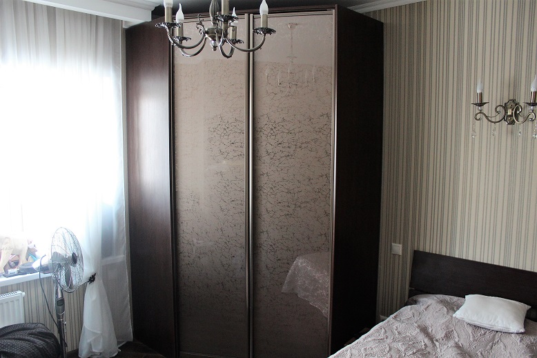 Встроенный, угловой, распашной шкаф с зеркалами Уади в спальню. С внутренней подсветкой.
