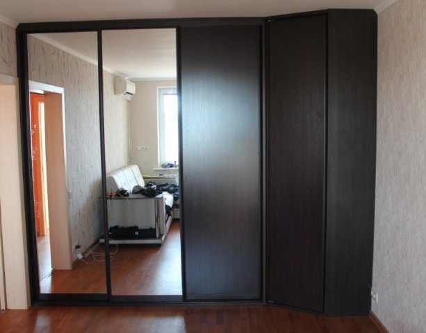 Угловой встроенный шкаф-купе + распашной шкаф в гостиную.